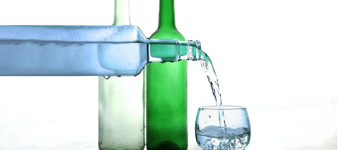 Qué beber cuando estás deshidratado y qué hay que evitar al reponer líquidos este verano. Qué beber cuando estás deshidratado y qué hay que evitar al reponer líquidos este verano.