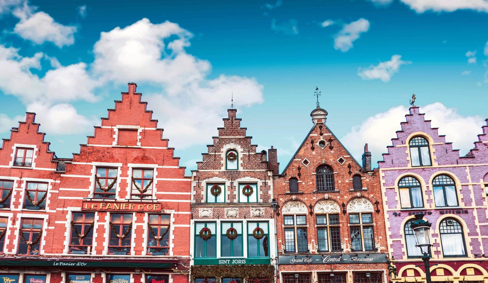 Casas de fachadas escalonadas de colores en la plaza mayor de Brujas