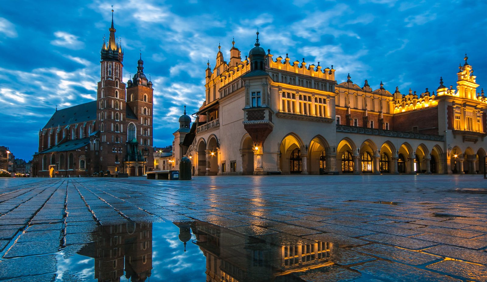 La plaza del mercado de Cracovia con la basílica de Santa María y la Lonja de los Paños