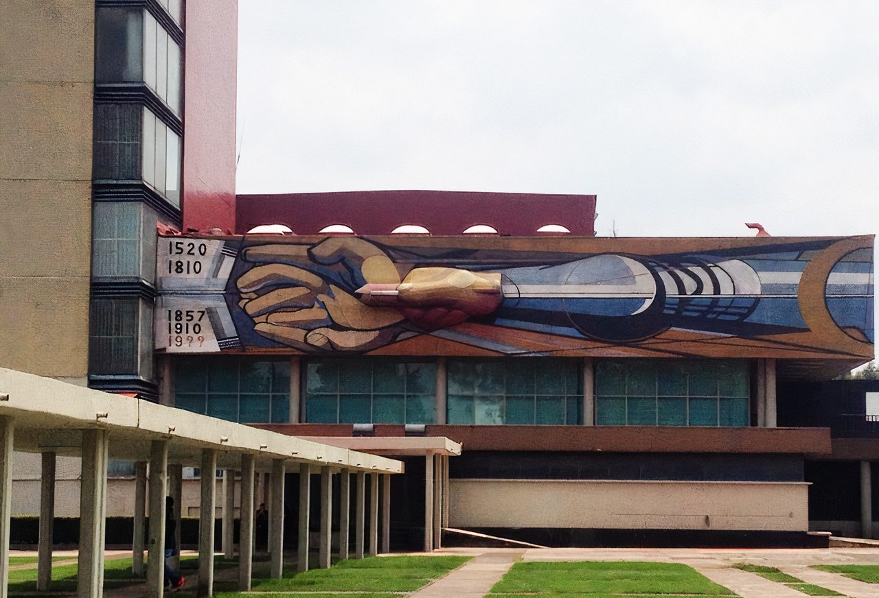 Edificio de la Rectoría de la UNAM con el mural de Siqueiros en la fachada