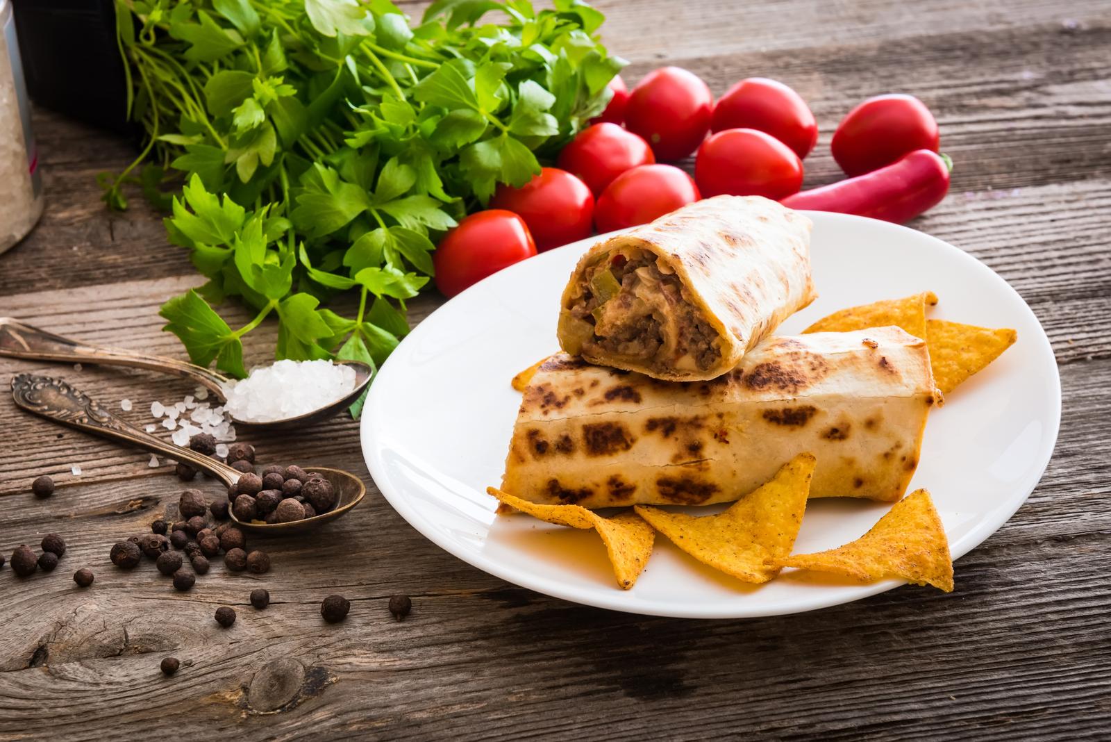 Estudiante de medicina vende burritos para pagar sus estudios Viva Mexico