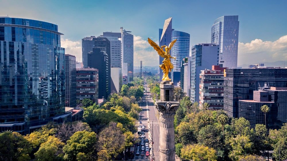 El Ángel de la Independencia y Paseo de la Reforma entre rascacielos