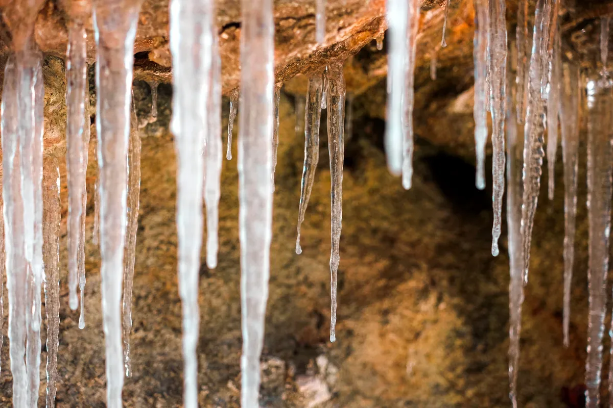 Carámbanos de hielo colgando en la entrada de una cueva