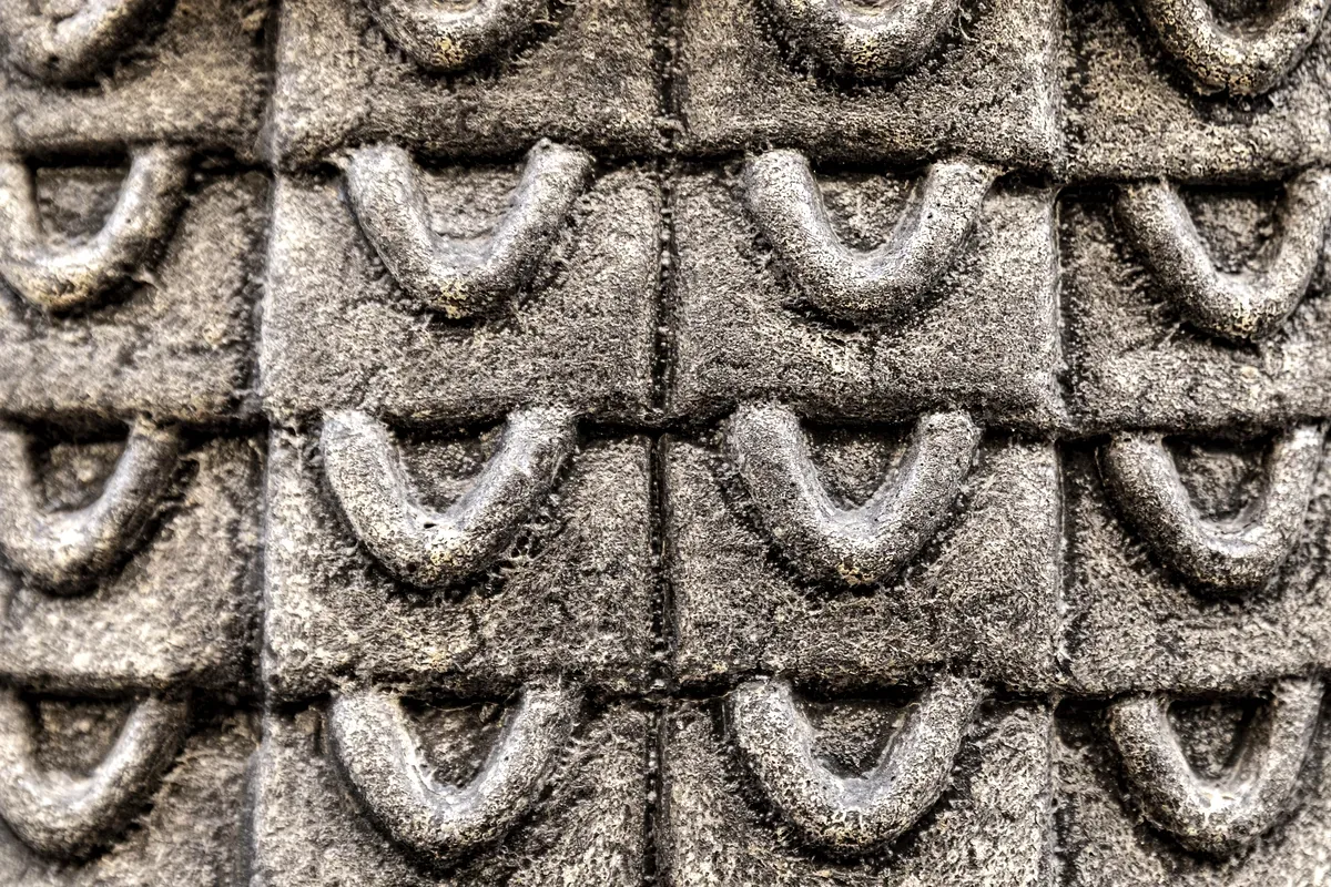 Relieve de piedra con motivos en forma de U repetidos