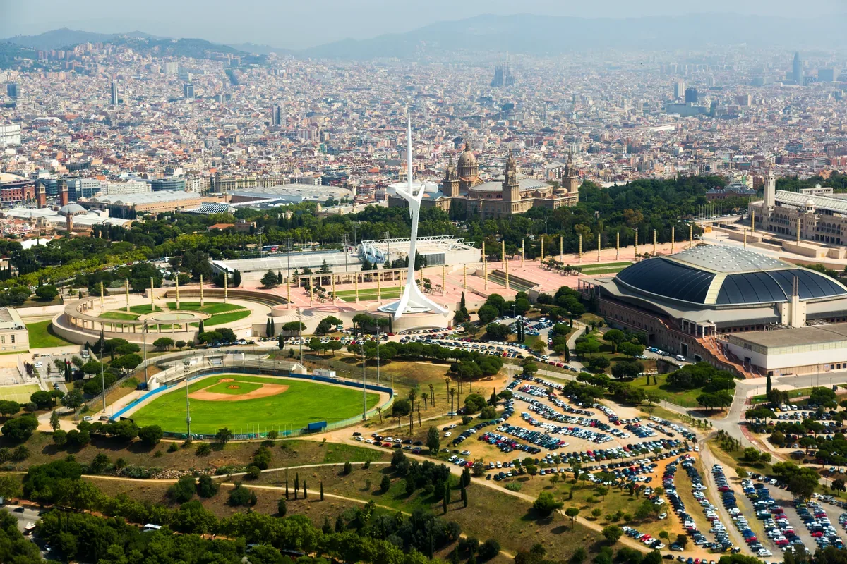 Vista panorámica de una ciudad con un estadio de beisbol y un parque en primer plano