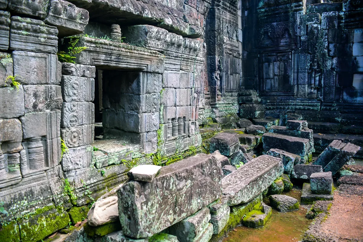 Ruinas de un templo de piedra cubiertas de musgo