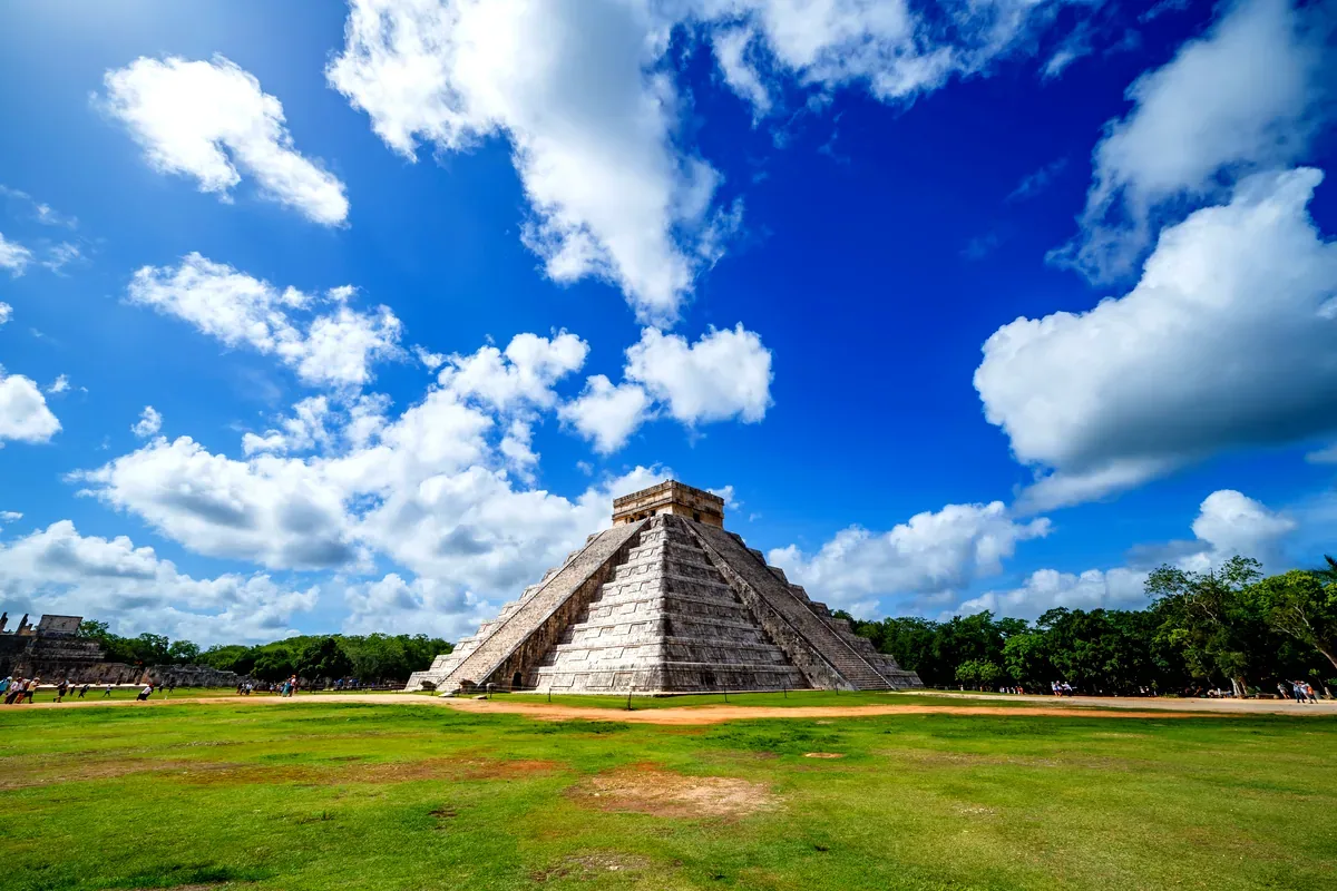 La pirámide de El Castillo en Chichén Itzá bajo un cielo con nubes
