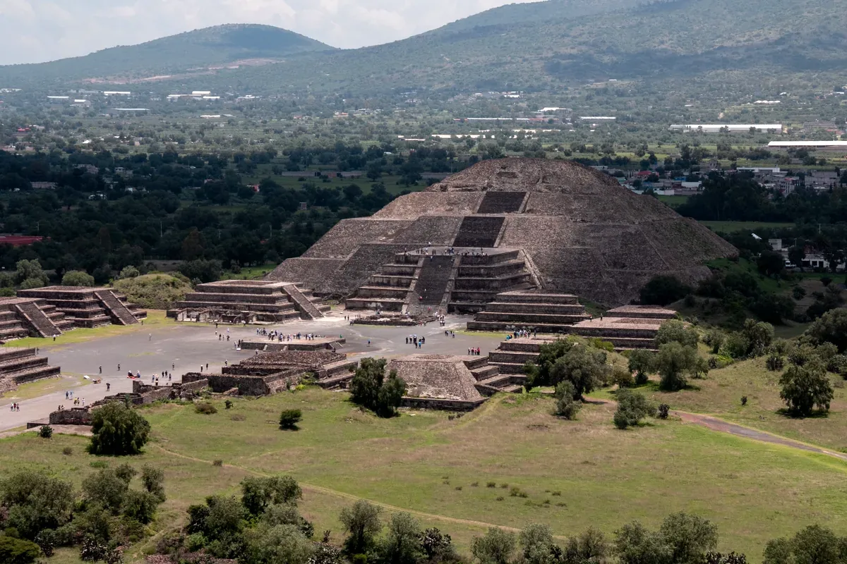 La Pirámide de la Luna de Teotihuacán desde lo alto de la Calzada de los Muertos