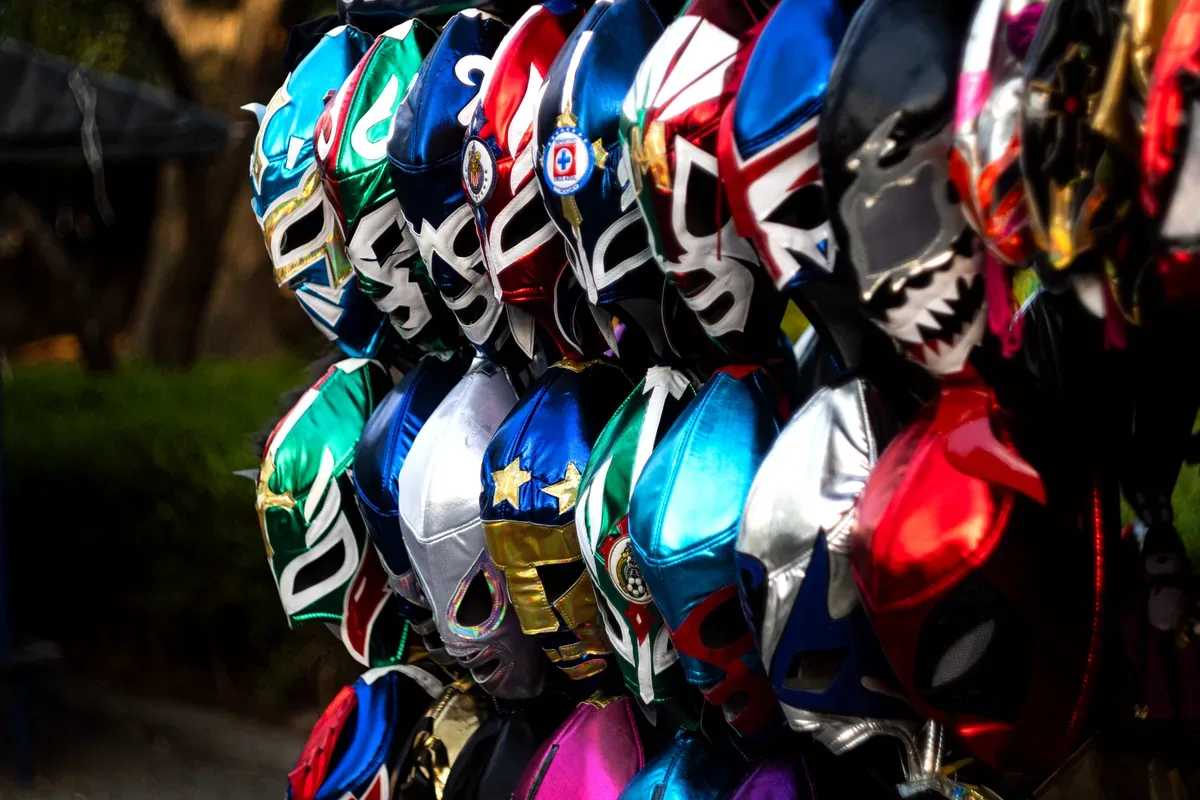 Muro de un puesto con decenas de máscaras de lucha libre colgadas