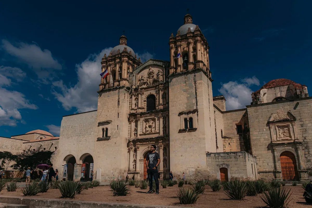 El templo de Santo Domingo de Guzmán en Oaxaca bajo un cielo azul
