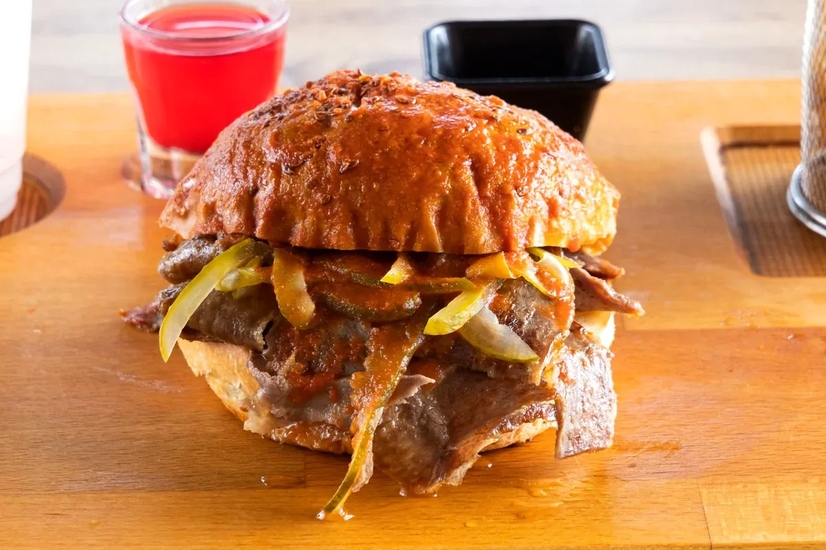 Pan relleno de carne con cebolla sobre una tabla de madera