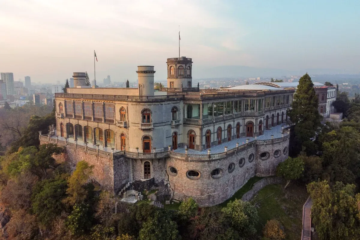 El Castillo de Chapultepec visto desde lo alto entre árboles