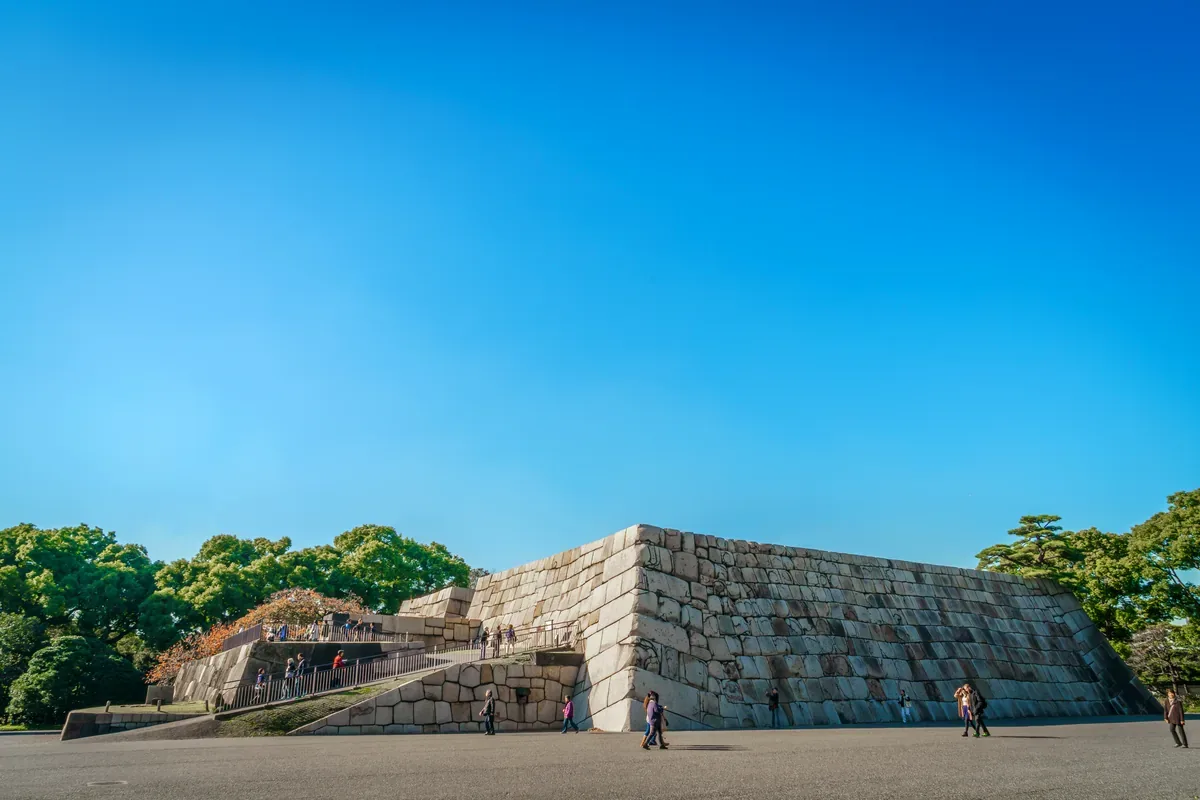 Muros de piedra de una plataforma arqueológica bajo un cielo azul