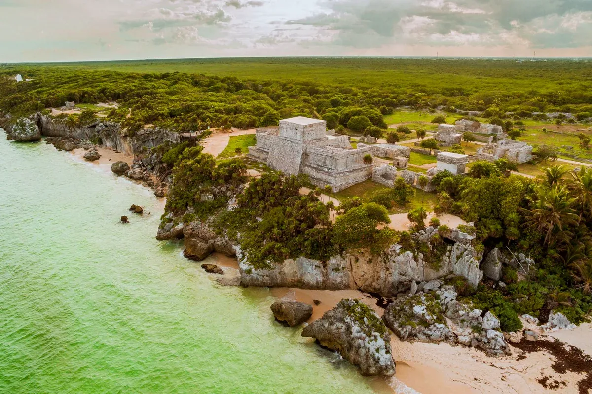 Las ruinas de Tulum sobre el acantilado junto al mar vistas desde el aire