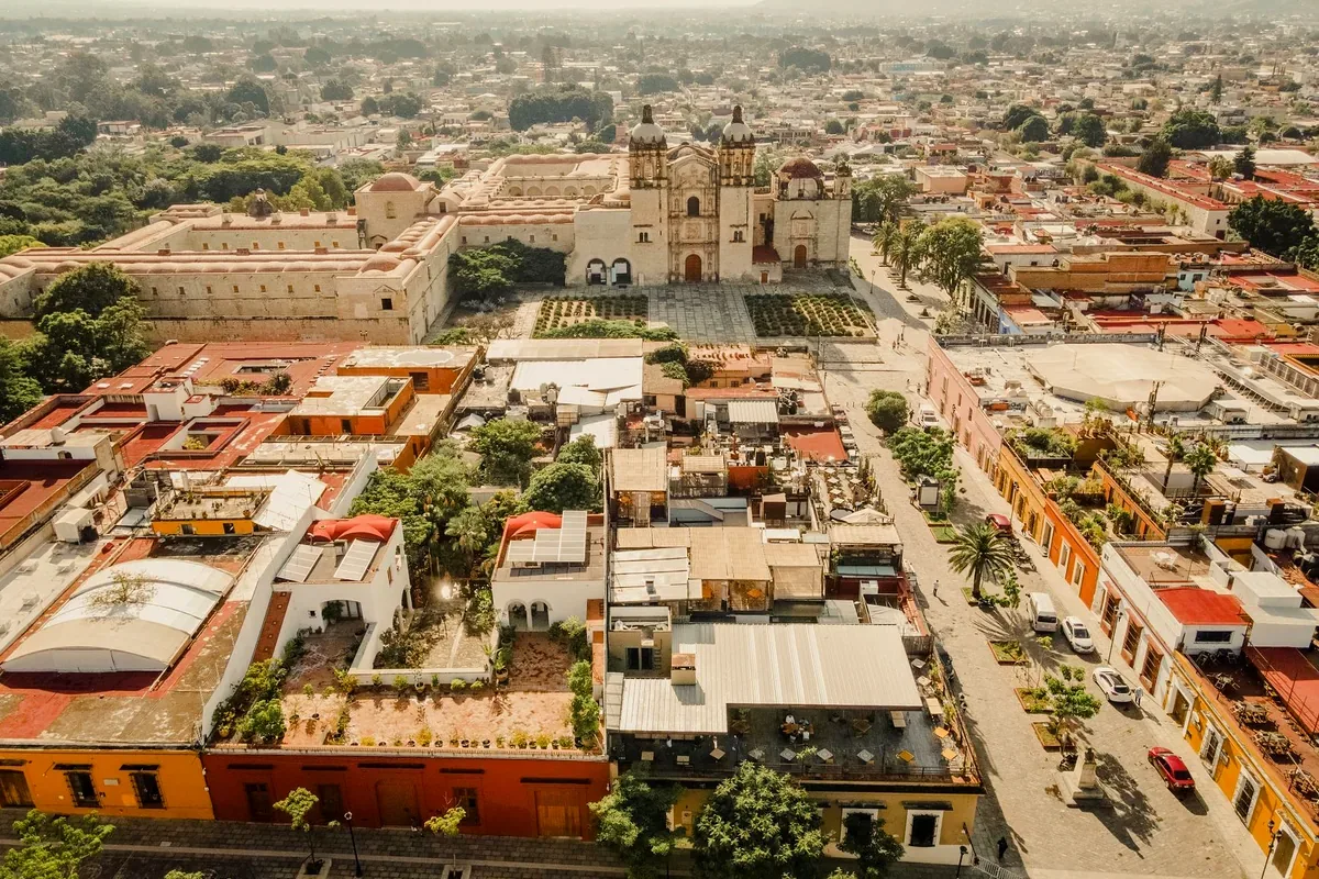 Vista aérea del centro de Oaxaca con el templo de Santo Domingo