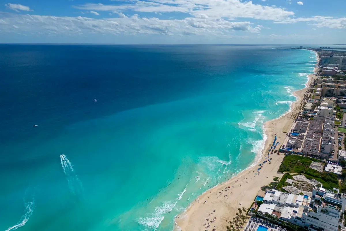 Vista aérea de la costa de Cancún con la playa y la zona hotelera