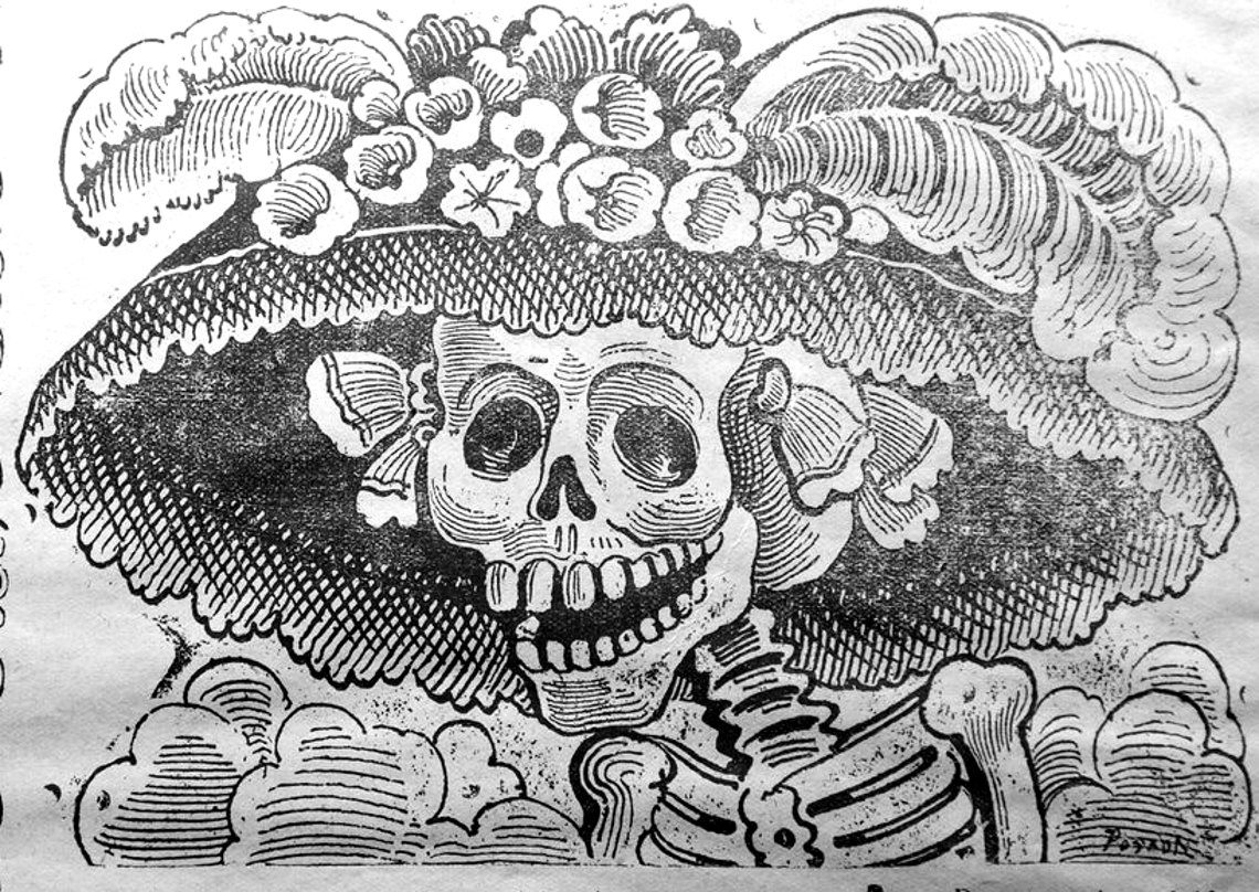 Grabado en blanco y negro de una calavera con sombrero de plumas y flores, lazos a los lados y el torso de esqueleto