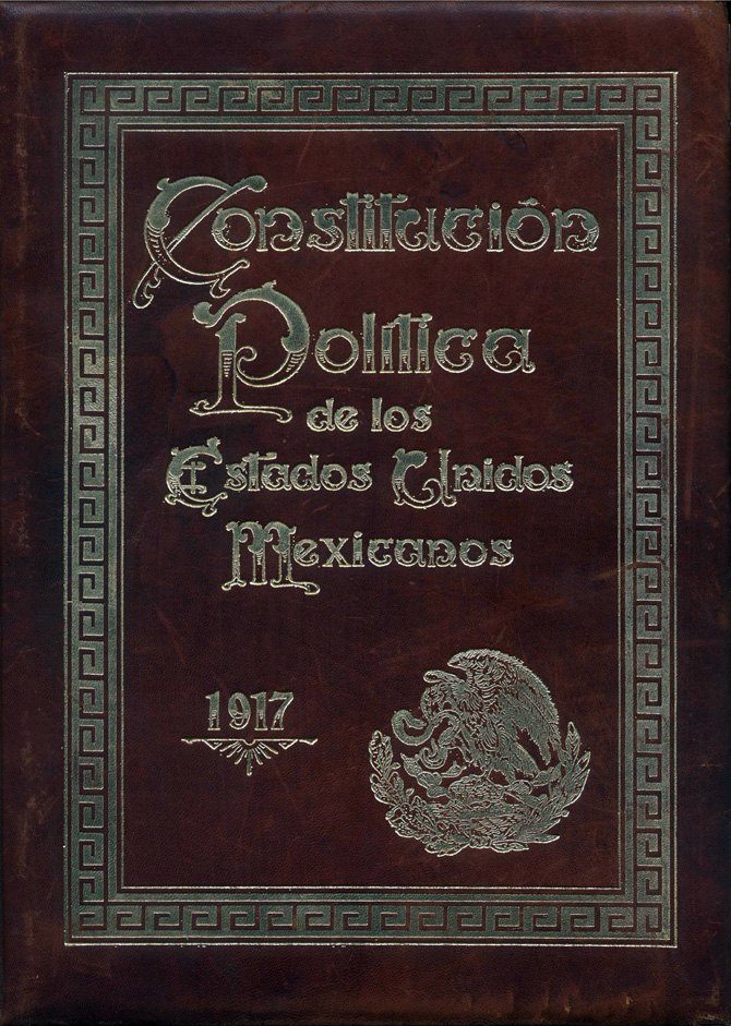 Portada de cuero con letras doradas de la Constitución Política de los Estados Unidos Mexicanos, con el año 1917 y el escudo nacional